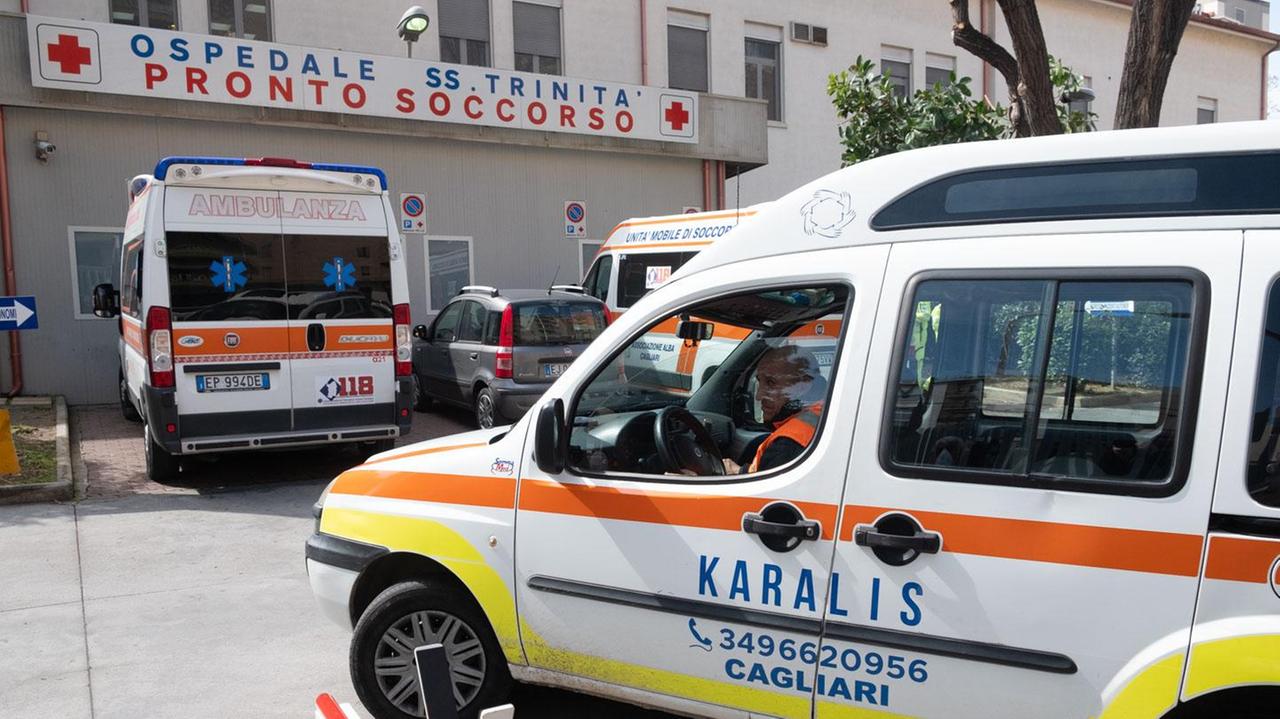 Ambulanze in ingresso all'ospedale Santissima Trinità di Cagliari (foto Mario Rosas)