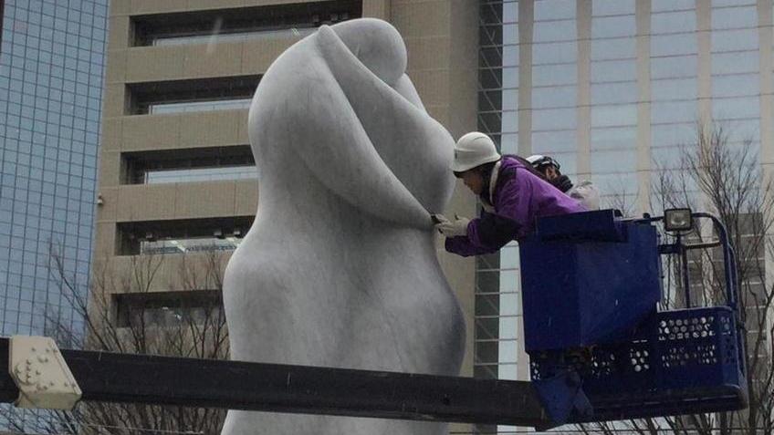 Dopo due mesi è arrivata in Giappone la grande statua Lovers