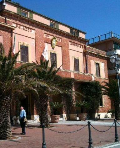Il municipio di Porto Azzurro aperto solo due ore al giorno 