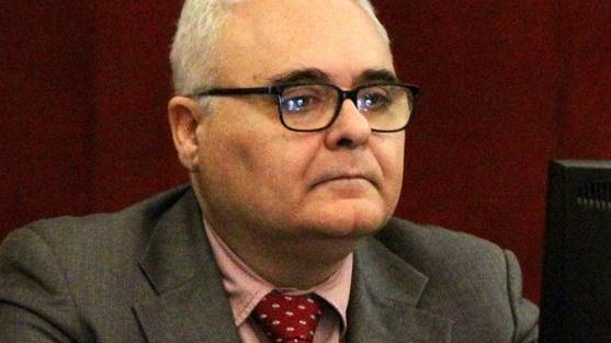 Operatore sanitario a casa in quarantena