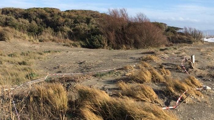 Sospetta bomba spunta in spiaggia alle Gorette sono attesi gli artificieri