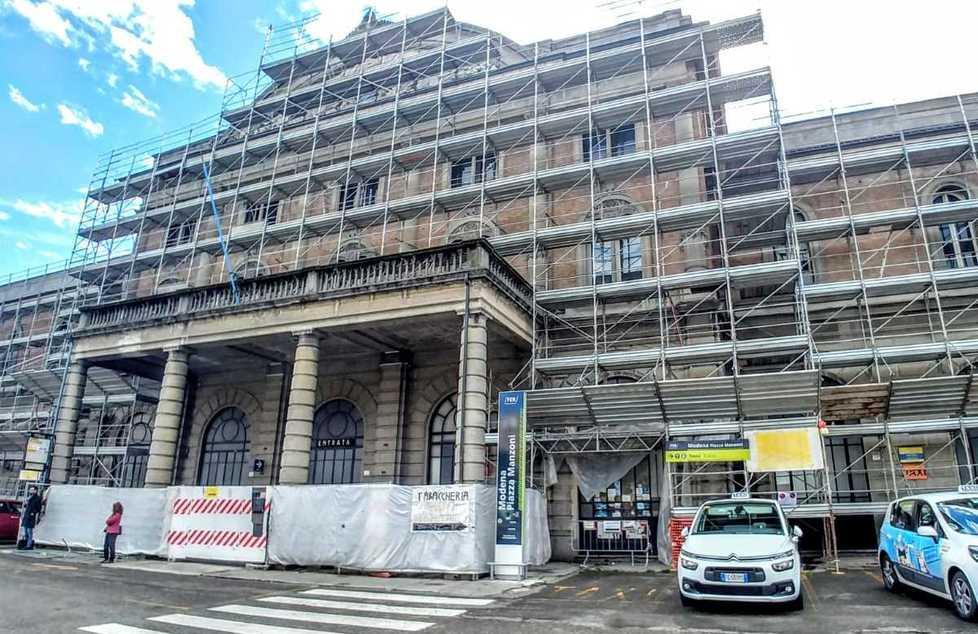 Stazione piccola, tutto bloccato Scontro Fer-Agidi sui lavori