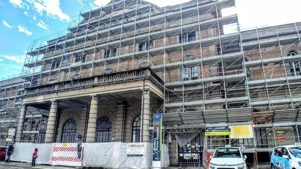 Stazione piccola, tutto bloccato Scontro Fer-Agidi sui lavori