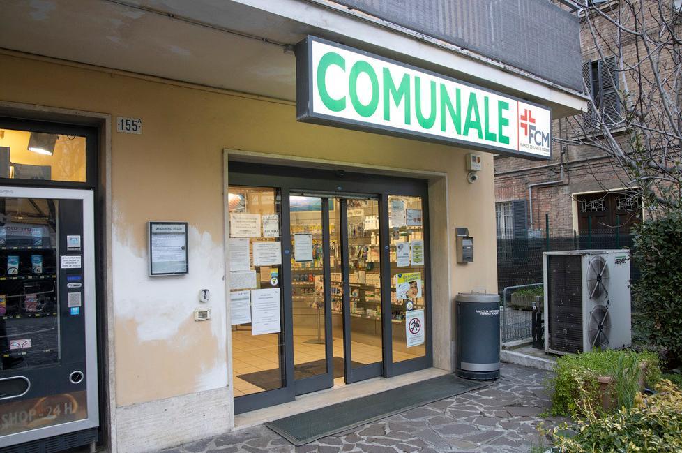 «Mi drogo, dammi i soldi» e rapina la farmacia comunale