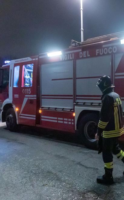 In fiamme la motrice di un tir parcheggiato