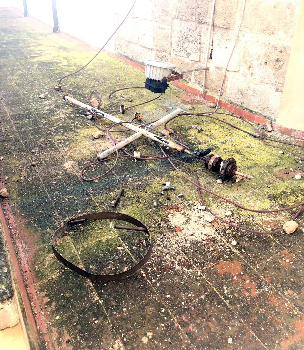 Si stacca la croce dal campanile di San Francesco e vola giù