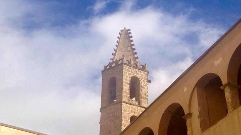 Scampato pericolo ad Alghero: la croce di dieci chili vola giù dal campanile 