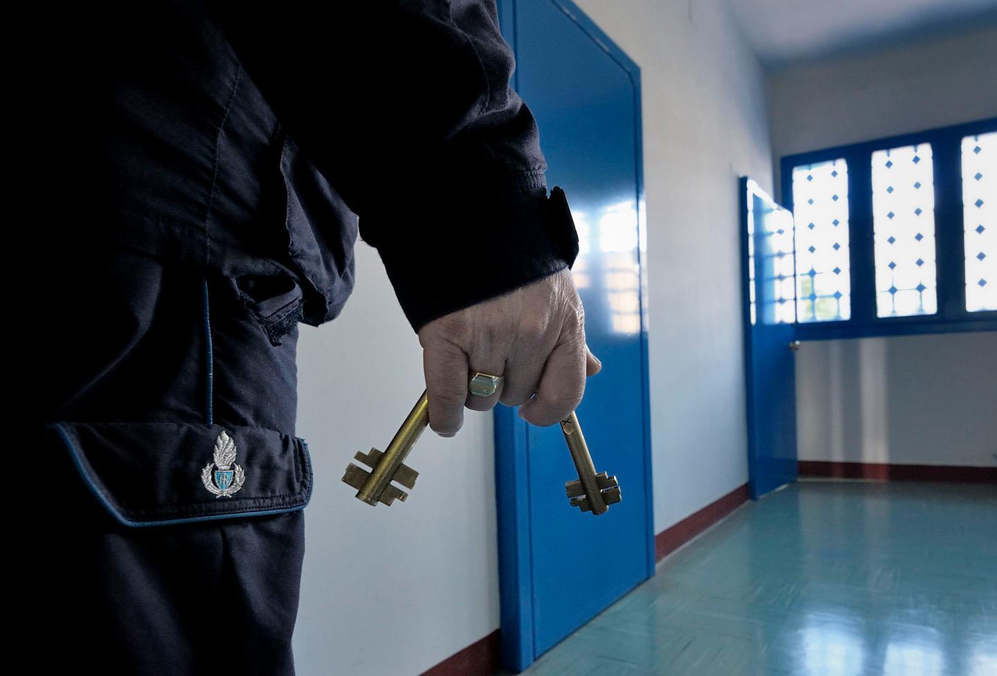 Droga in carcere, arrestato un assistente 
