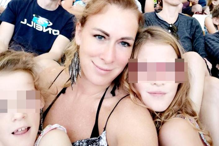 L’abbraccio della nonna alle gemelline di Zdenka 