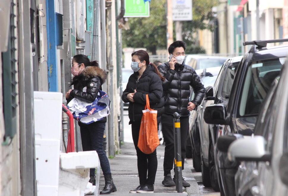 Coronavirus, la cura cinese a Prato: doppia quarantena e turni per la spesa condominiale 