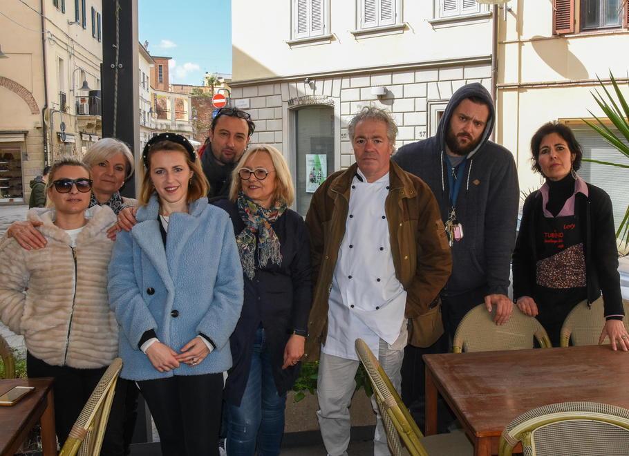 Da sinistra: Maria Carbone (Mr Clean); Ester De Santis (Locanda Porta Vecchia-Taverna Maniscalchi); Annalisa Paoli (Bijoux ); Giulio Neri (Gustangolo); Maria Cristina Magnani (Cartoonia); Moreno Cardone (L’Uva e il Malto); Guido Conti (La cantina di piazza del Sale); Lorella Dubbiosi (Bar Tubino). - Foto Agenzia fotografica Bf