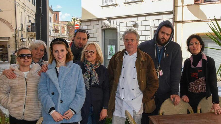 Da sinistra: Maria Carbone (Mr Clean); Ester De Santis (Locanda Porta Vecchia-Taverna Maniscalchi); Annalisa Paoli (Bijoux ); Giulio Neri (Gustangolo); Maria Cristina Magnani (Cartoonia); Moreno Cardone (L’Uva e il Malto); Guido Conti (La cantina di piazza del Sale); Lorella Dubbiosi (Bar Tubino). - Foto Agenzia fotografica Bf