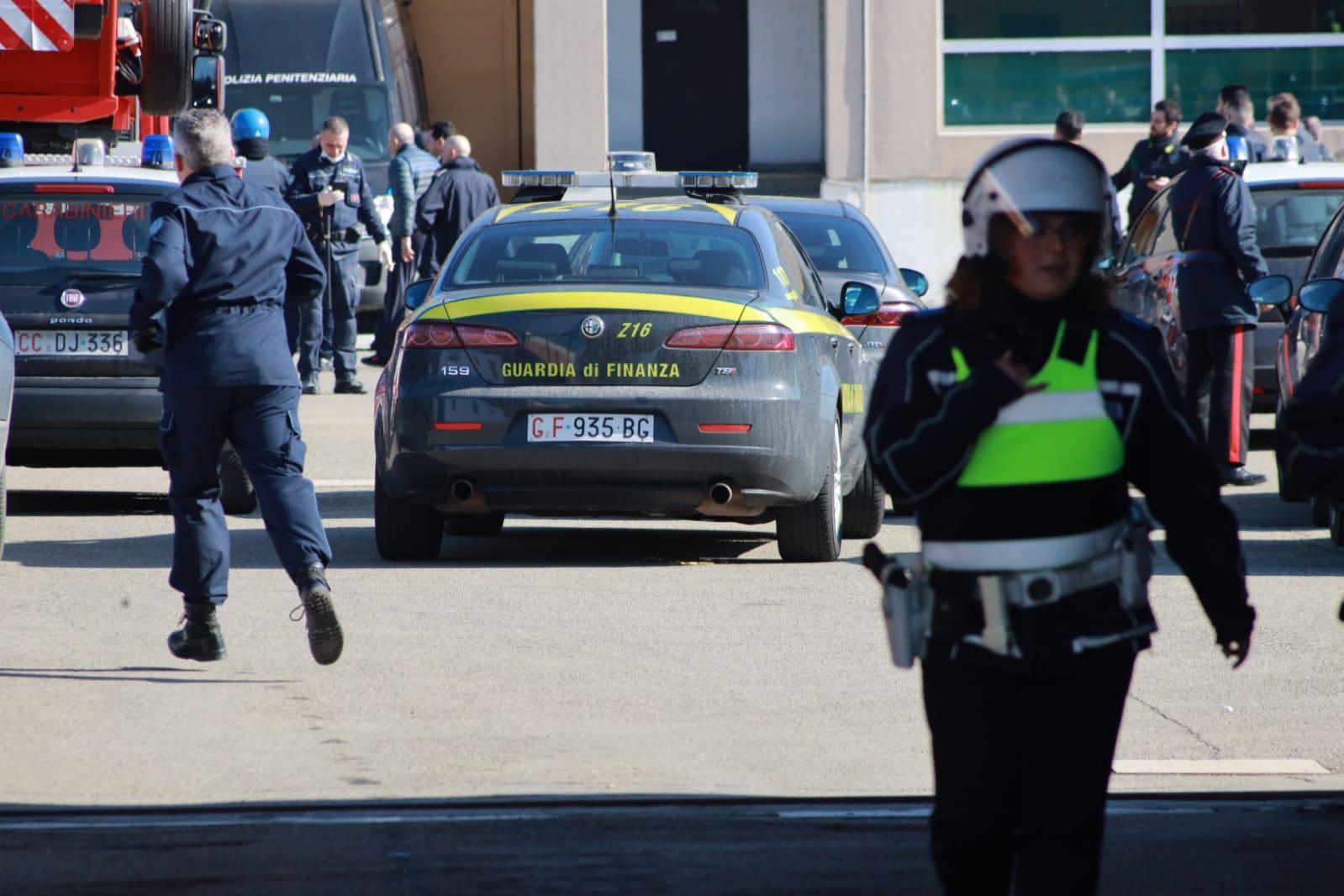 Modena, rivolta al Sant'Anna Carcere devastato: tre detenuti trovati morti
