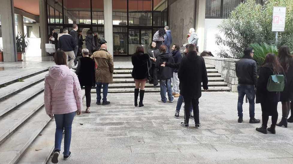 Accademia, tesi di laurea in Comune. «Troppa gente». Polemiche e un esposto