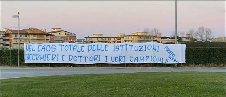 Lo striscione affisso davanti all'ospedale di Prato