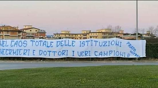 Lo striscione affisso davanti all'ospedale di Prato