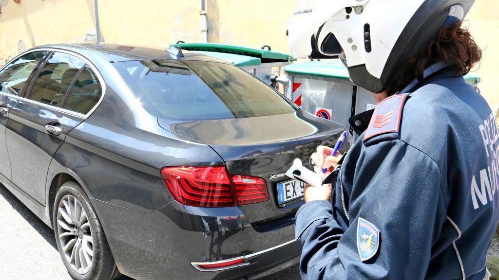 Colleziona 25.000 euro di multe, non le paga e il tribunale lo “assolve”