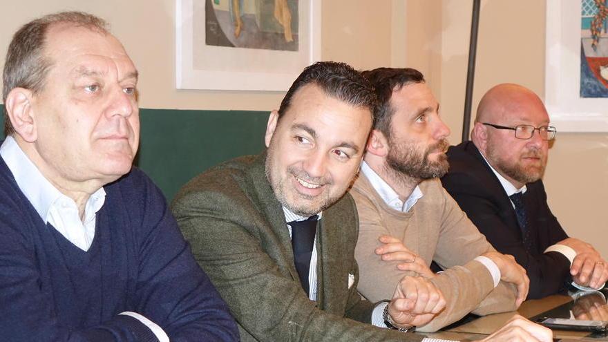 Capecchi, secondo da sinistra, tra La Pietra (primo) e il sindaco Tomasi. Sullo sfondo, Meucci (gori)