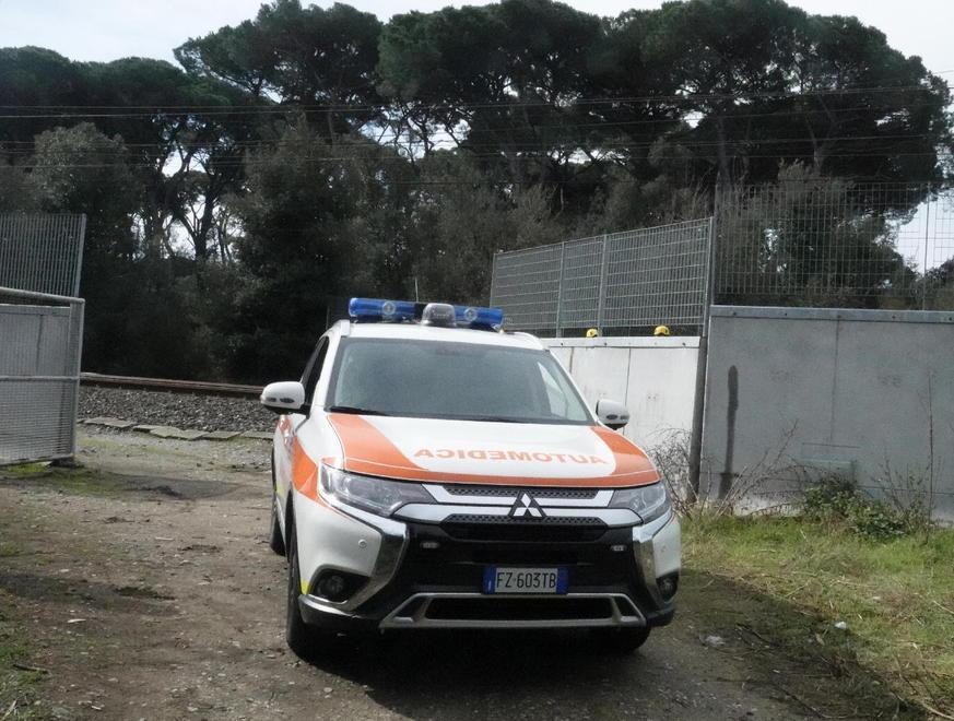 Anziano ucciso da un treno mentre attraversa i binari 
