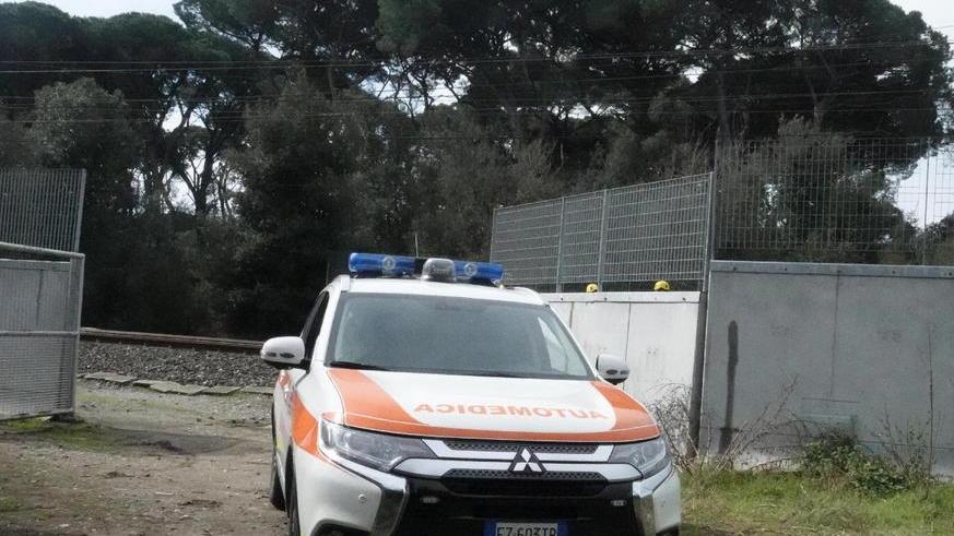 Anziano ucciso da un treno mentre attraversa i binari