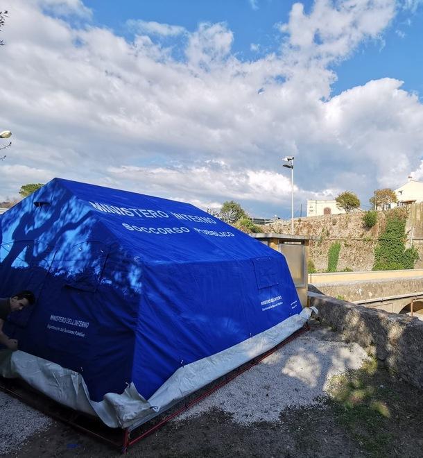 Una tenda per il pre-triage davanti all’ingresso del carcere 