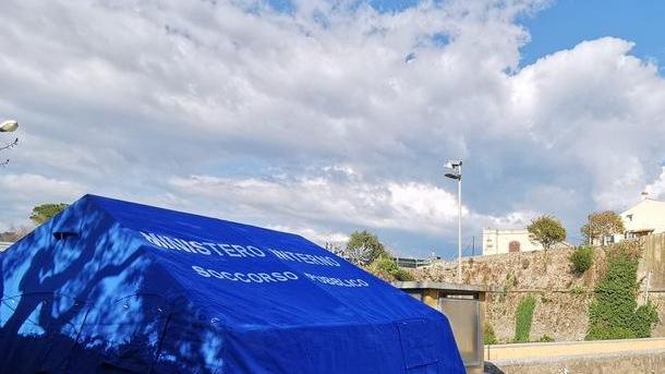 Una tenda per il pre-triage davanti all’ingresso del carcere