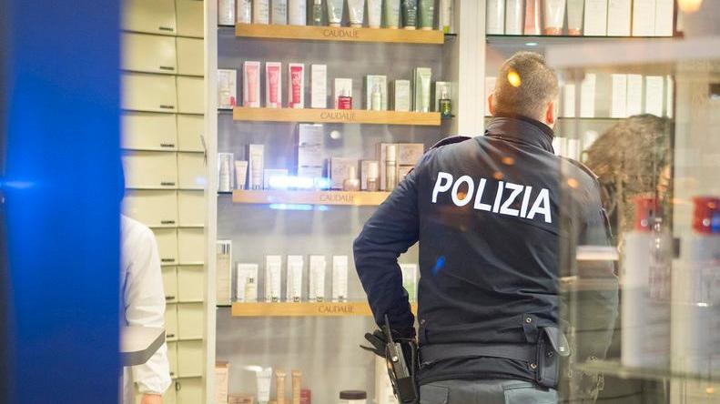 Il giovane rapinatore fa il bis in farmacia: nel mirino la S.Faustino