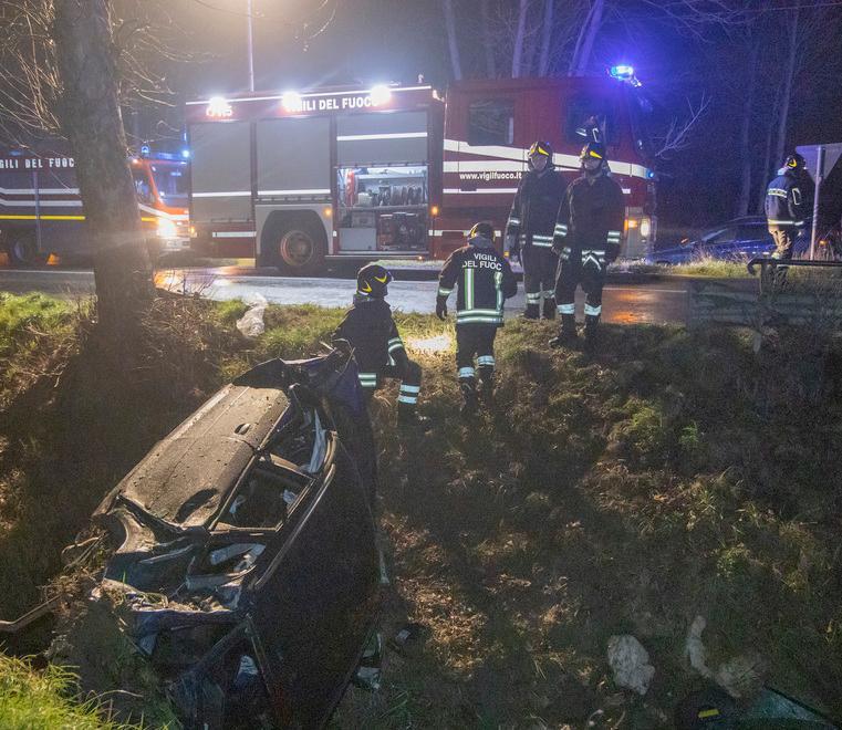 Auto si schianta dentro al fossato Due feriti gravi all’ospedale 