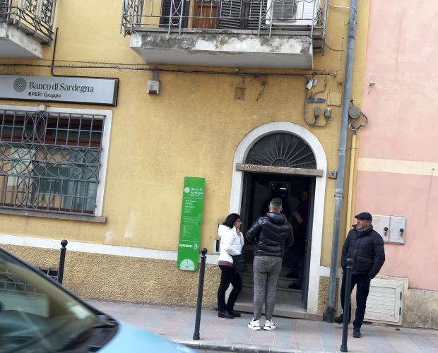 Bonorva, da lunedì in banca solo due per volta 
