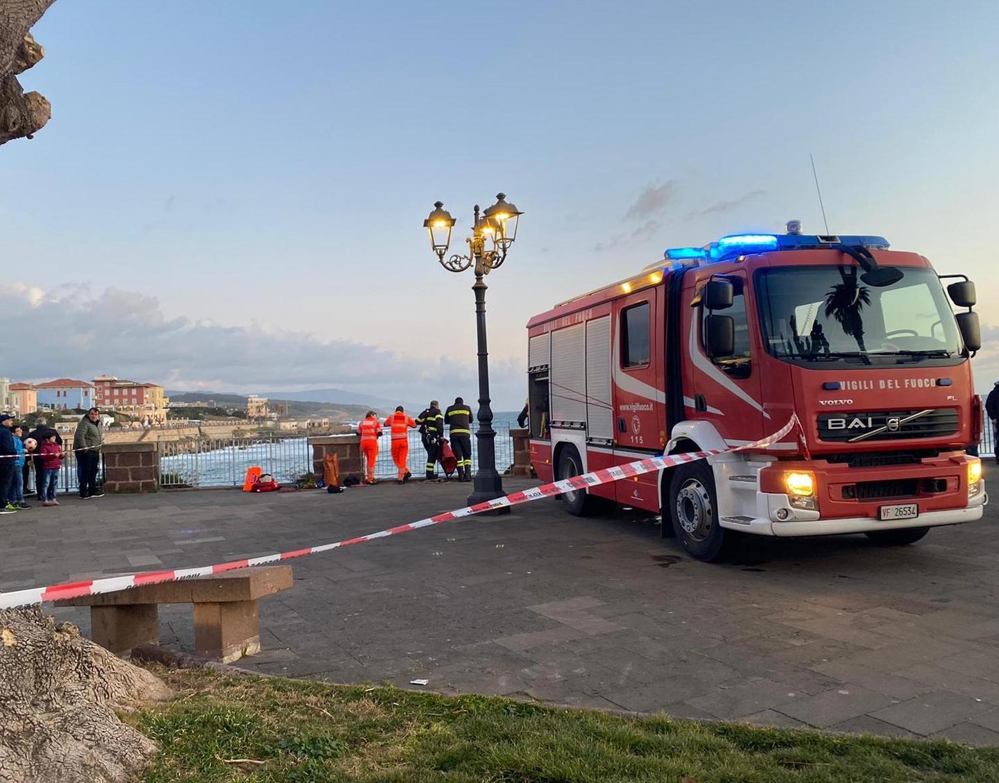 Surfista sbattuto sugli scogli dal vento 