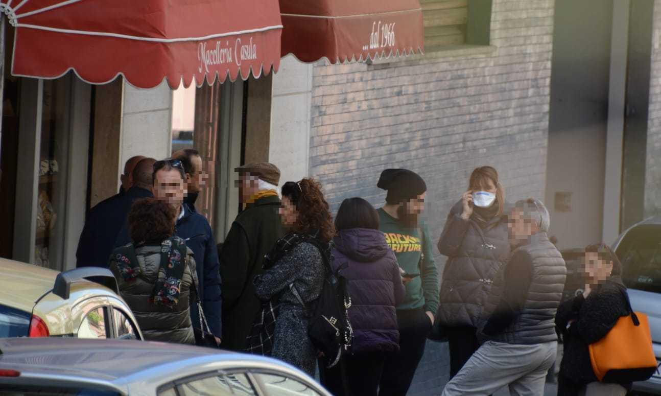 Coronavirus, a Sassari fila in macelleria con la mascherina 