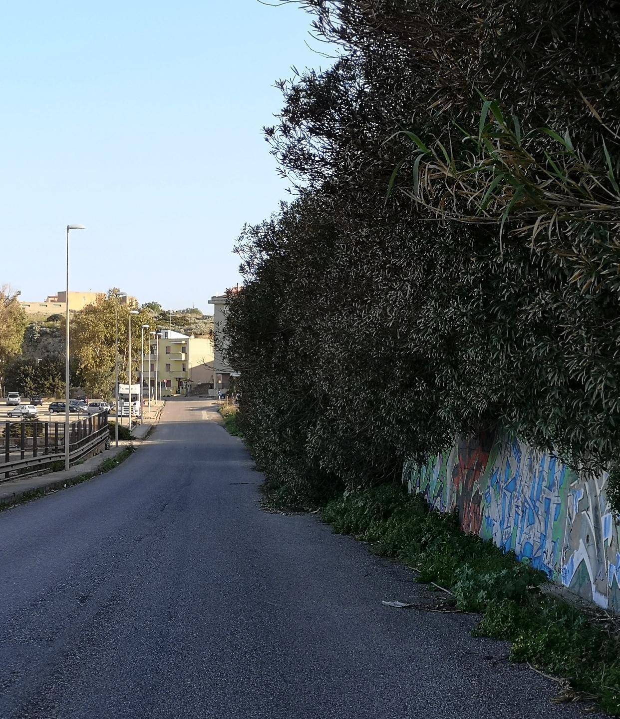 Via Stintino, abbandonata la porta di ingresso in città 