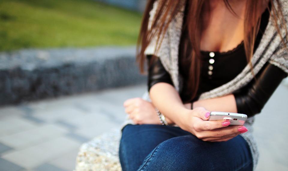 Messaggi hard a una 14enne scoperta rete di adescatori 