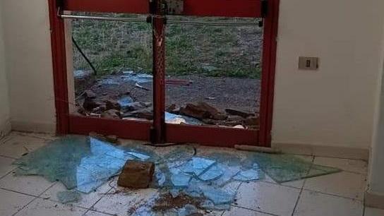 Posada, vandali in azione nella scuola deserta per il coronavirus