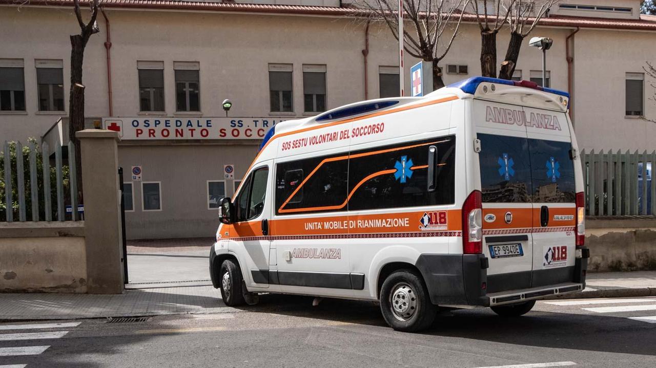 Un'ambulanza all'ingresso del pronto soccorso dell'ospedale Santissima Trinità dove sono state allestite le tende dedicate all'accoglienza dei casi sospetti (foto Mario Rosas)