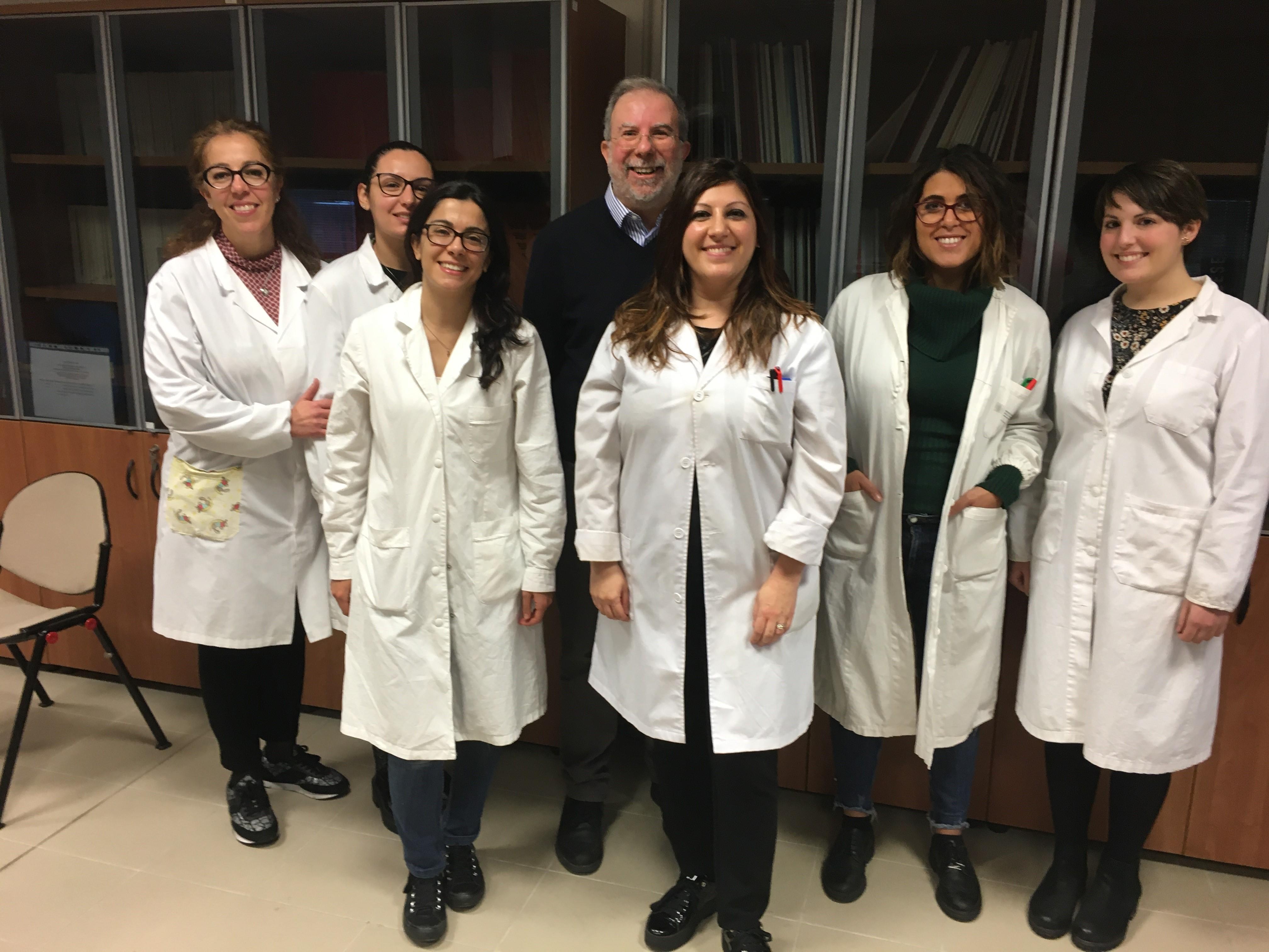 Nella foto, da sinistra a destra: Alessia Caredda (tecnico), Annalaura Paulis (dottoranda), Angela Corona (assegnista), Enzo Tramontano (docente). Francesca Esposito (ricercatrice), Nicole Grandi (ricercatrice), Maria Paola Pisano (dottoranda)