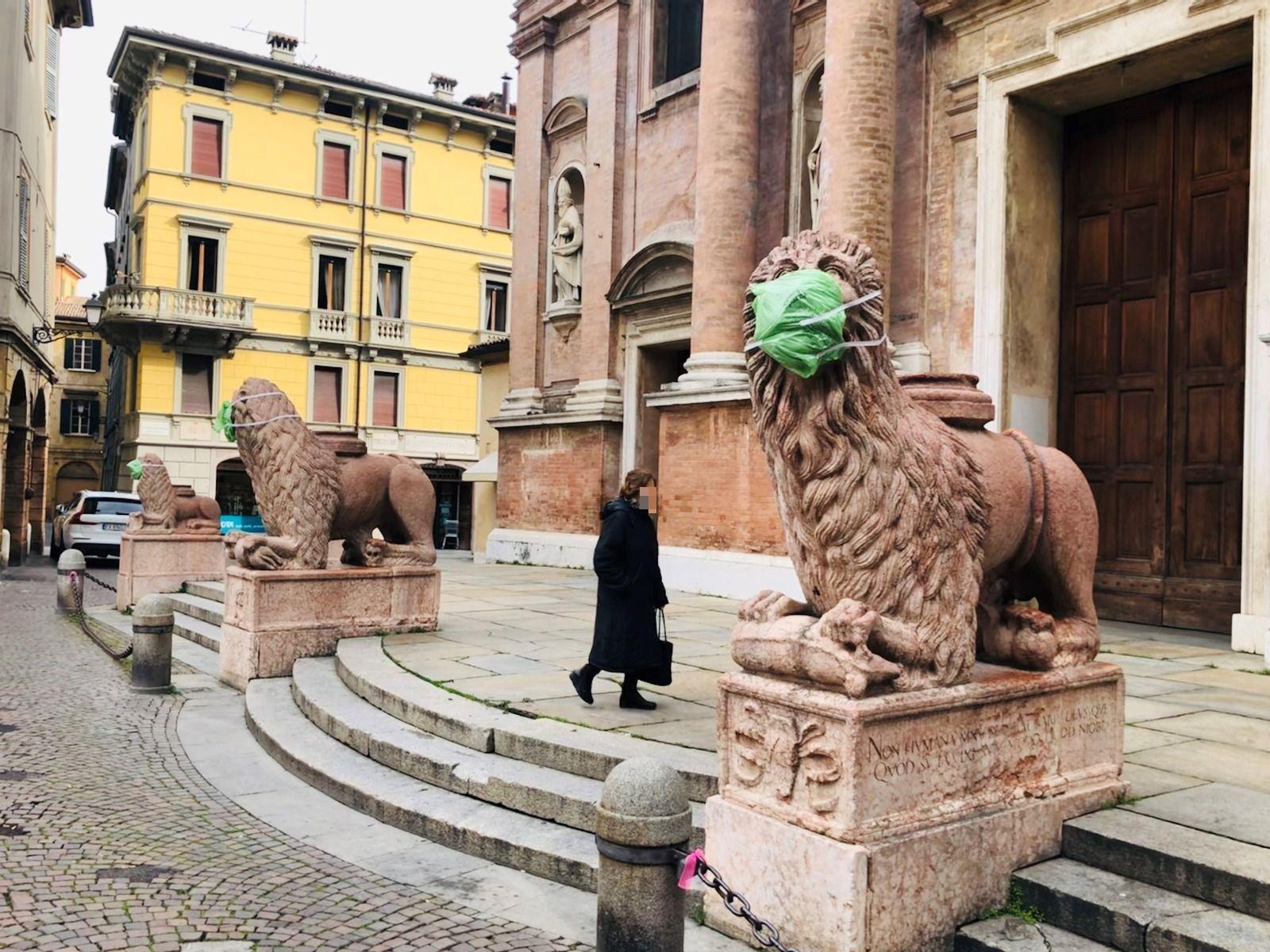 Reggio Emilia, mascherine anti-contagio sui leoni di San Prospero 