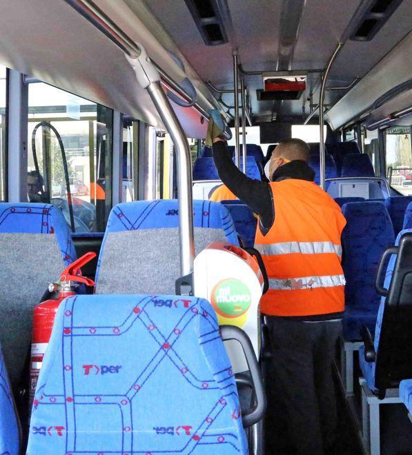 Treni e bus, orari consueti e interventi di sanificazione 