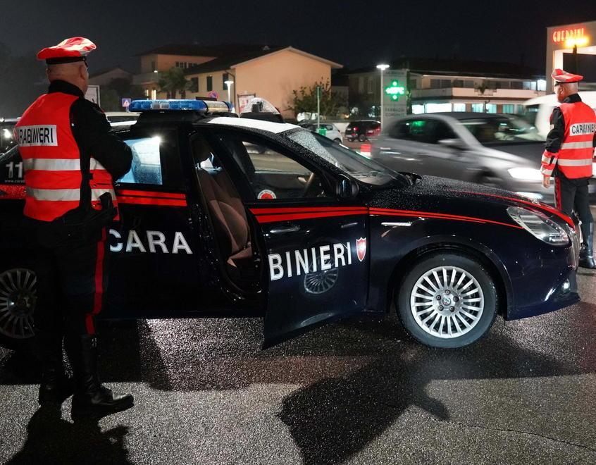 Tenta di investire un carabiniere e fugge con un furgone, ma sperona un’auto 