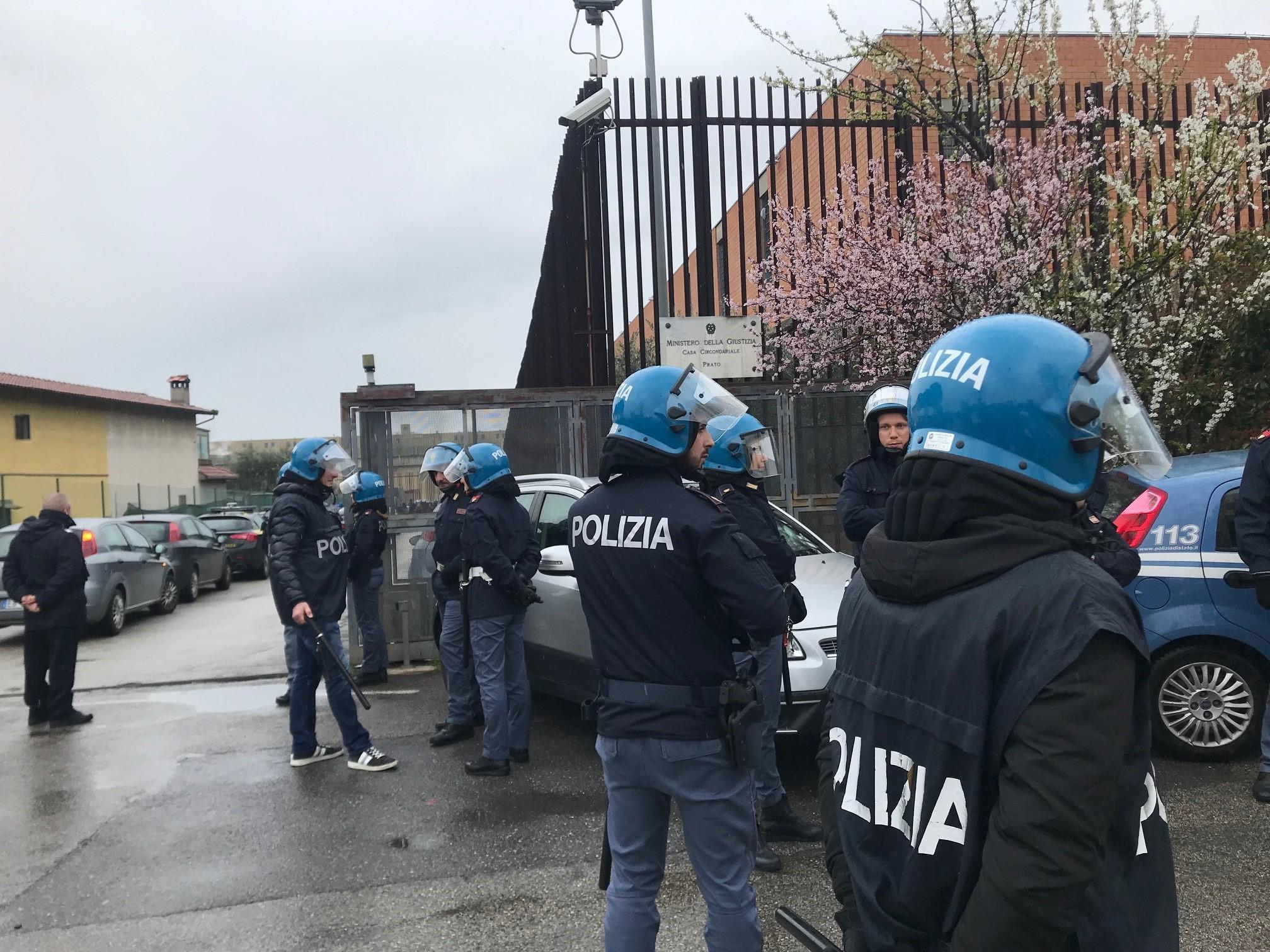 La polizia in assetto di sommossa