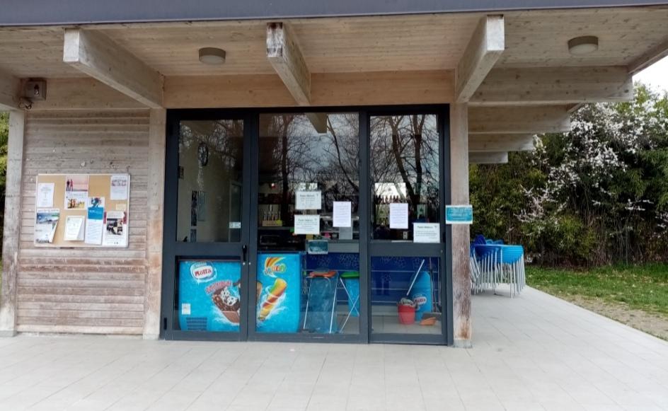 Coronavirus, troppa folla: il bar del parco delle Caprette toglie le sedie 
