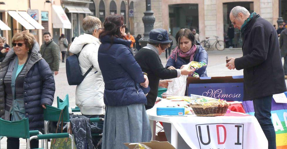 Ferrara, gran festa nuziale in Municipio. I due biker battono il decreto Conte 