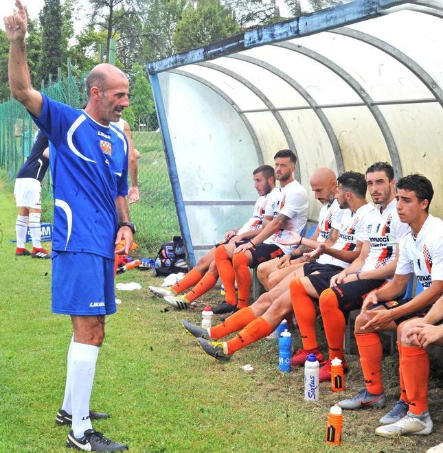 Mister Pancaro mentre parla con un gruppo di arancioni (Foto Gori)