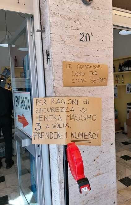 Il cartello fuori dalla rosticceria Dany a Marina di Carrara