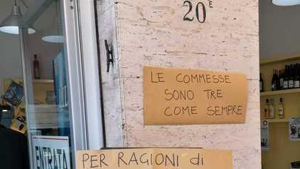 Il cartello fuori dalla rosticceria Dany a Marina di Carrara