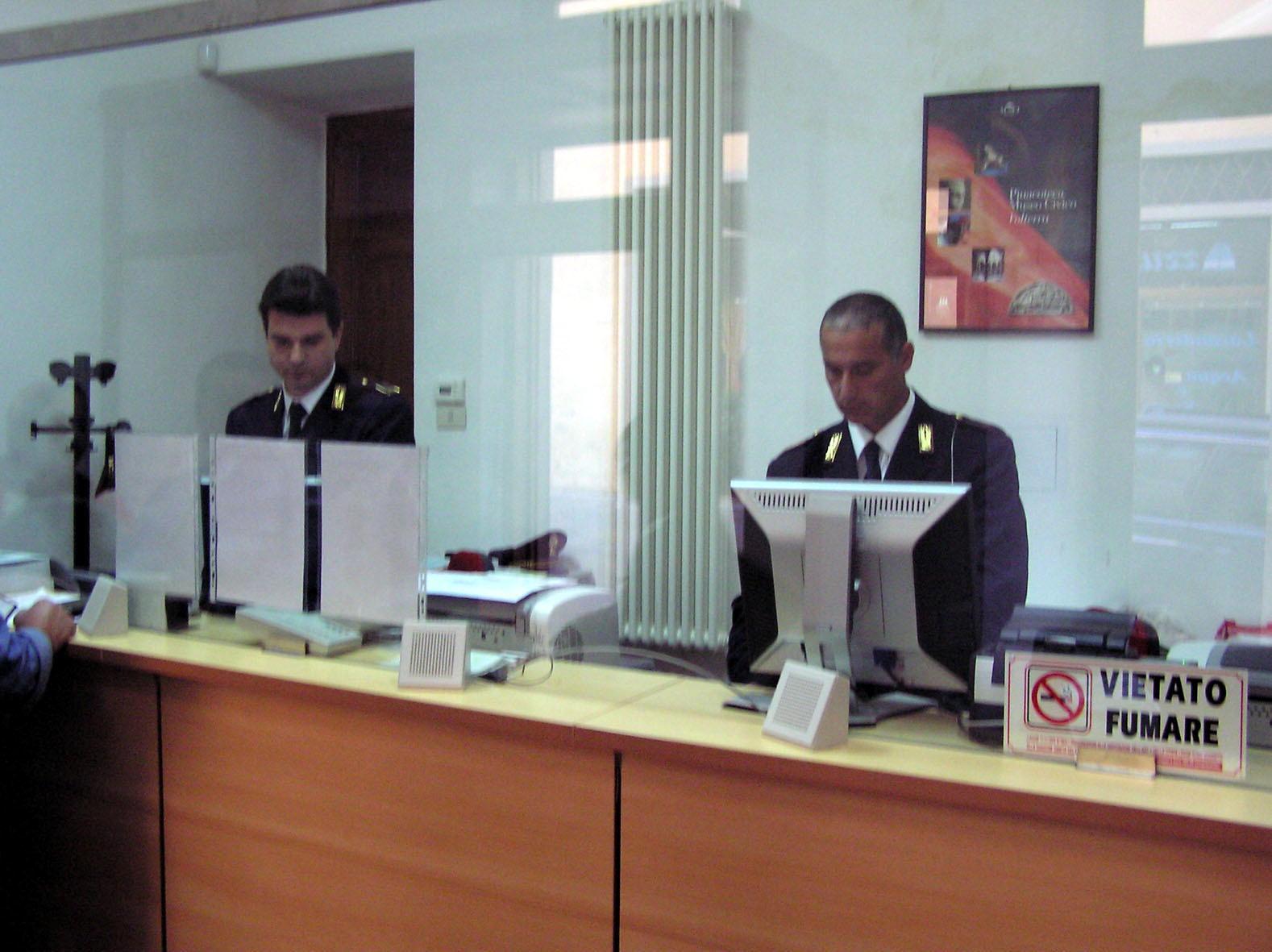 Un ufficio immigrazione (foto d'archivio)