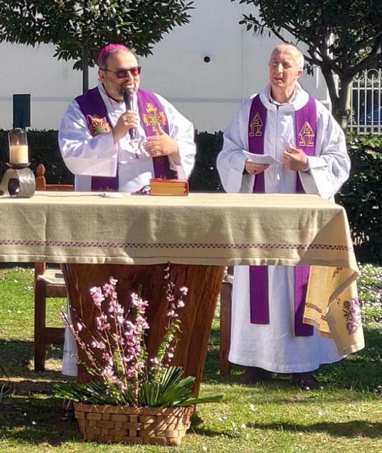 A sinistra il vescovo di Lucca Paolo Giulietti con don Graziano Raschioni della parrocchia di Bicchio (foto Roberto Paglianti)