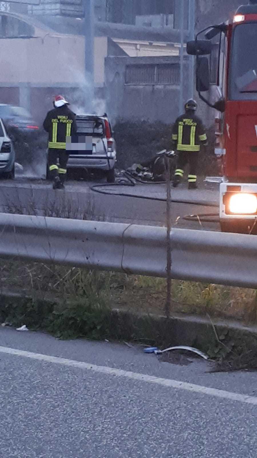 I vigili del fuoco al lavoro in via delle Cateratte