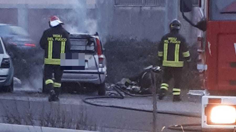 I vigili del fuoco al lavoro in via delle Cateratte