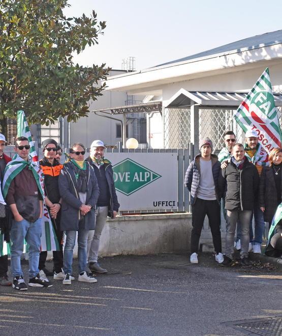 Manifestazione dei lavoratori davanti alla Nove Alpi
